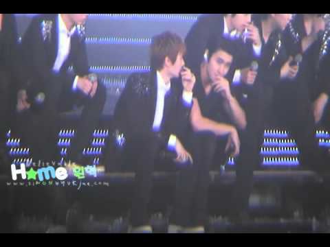 120316 WonHyuk imitates Donghae @SS4 BKK [siWONHYUKjae] #WONHYUK