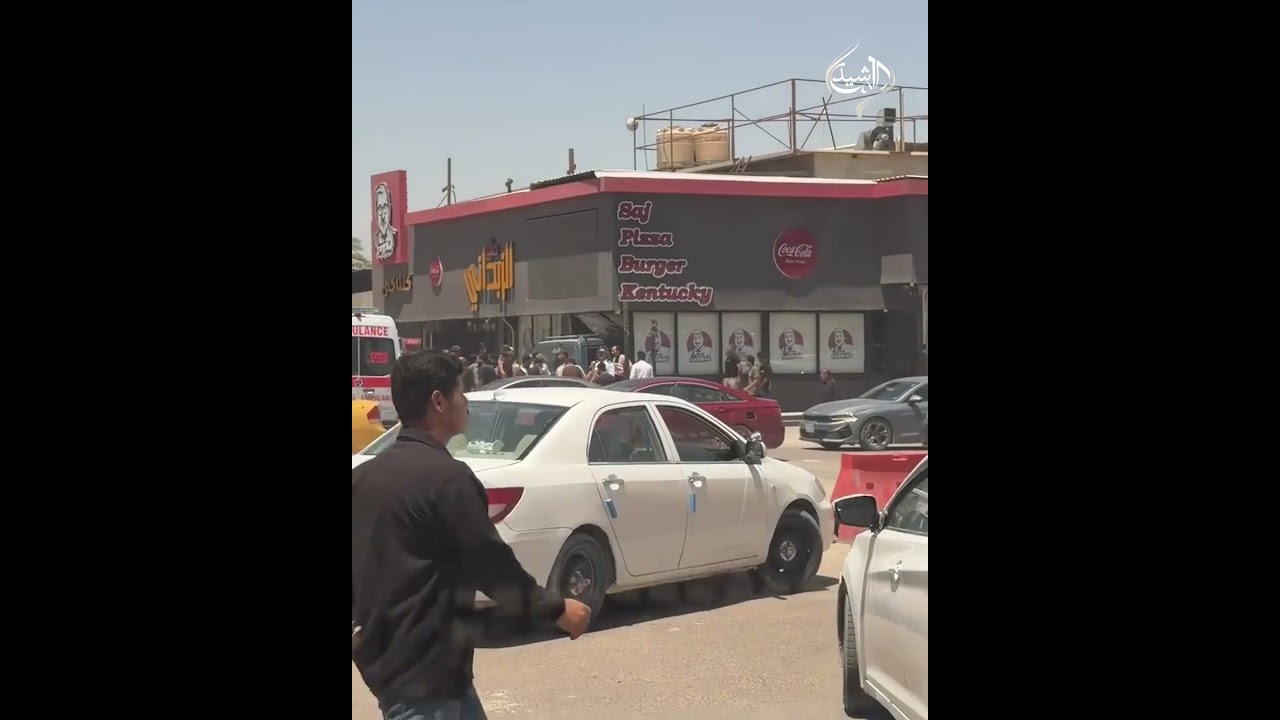 فيديو | حادث غريب.. سيارة تقتحم مطعماً وسط الحلة