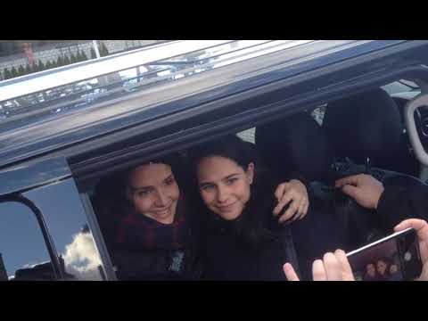 Natalia Oreiro con fans en Minsk, Bielorrusia (22.3.2019) [1]