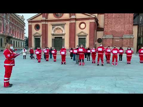 Flash mob in piazza San Magno a Legnano: “Neanche con un fiore”