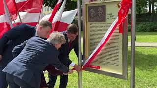 Wideo1: Ods�oni�cie pami�tkowej tablicy na skwerze Lecha i Marii Kaczy�skich