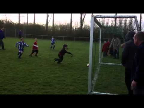 Bas scoort 1 van zijn 5 goals