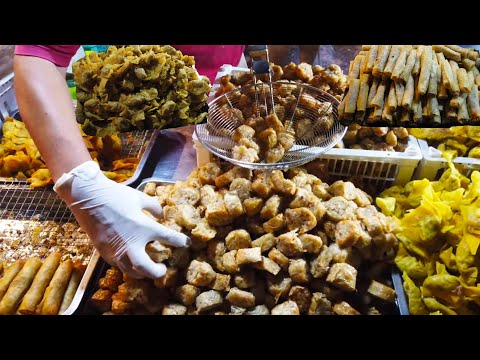 Buying Foods To Cook At Bories Pipup Thmei At Night - Phnom Penh Street Food