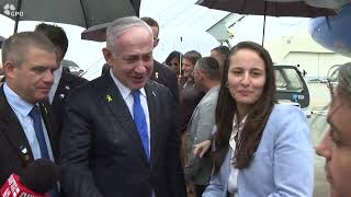 ראש הממשלה נתניהו עם הגעתו לניו יורק: "אנחנו לא נפסיק עד שנשיג את כל יעדינו" (עדכוני משרד ראש הממשלה) - התמונה מוצגת ישירות מתוך אתר האינטרנט יוטיוב. זכויות היוצרים בתמונה שייכות ליוצרה. קישור קרדיט למקור התוכן נמצא בתוך דף הסרטון