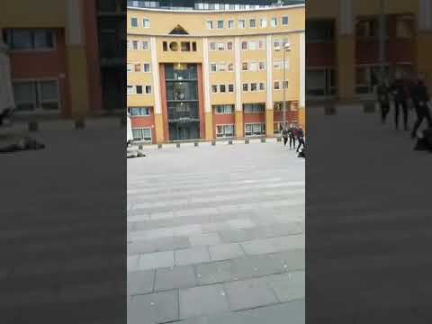 Mensen waaien de lucht in