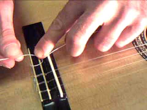 Anbringen einer Gitarrensaite auf der Konzertgitarre (Knüpfsteg, dicke umsponnene Saiten)