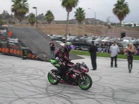 moto de pista haciendo trucos