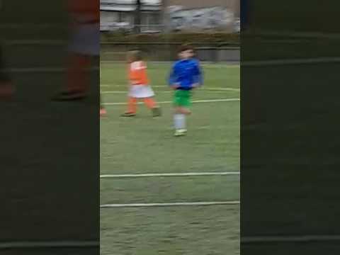 Dit is me broertje bij cjvv die voetbalt