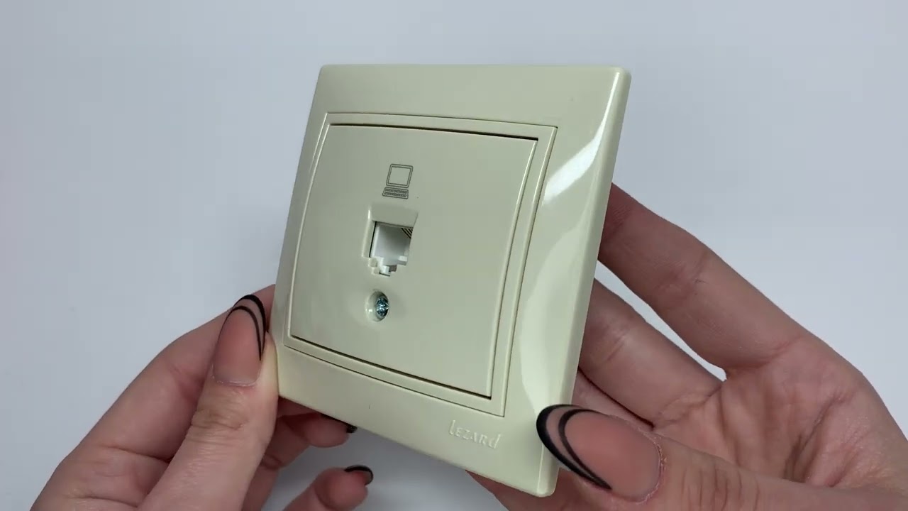 Розетка одинарна комп'ютерна зі вставкою RJ-45 LEZARD Mira крем 701-0303-139