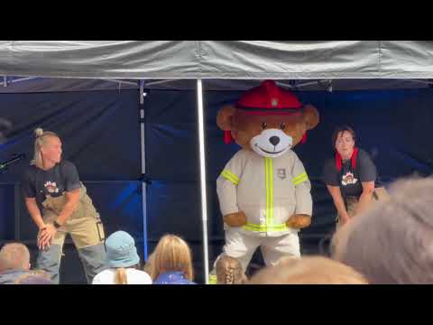 Brannbamsen Bjørnis på Tall Ship Races Kristiansand synger "Hele Norges Bjørnis"