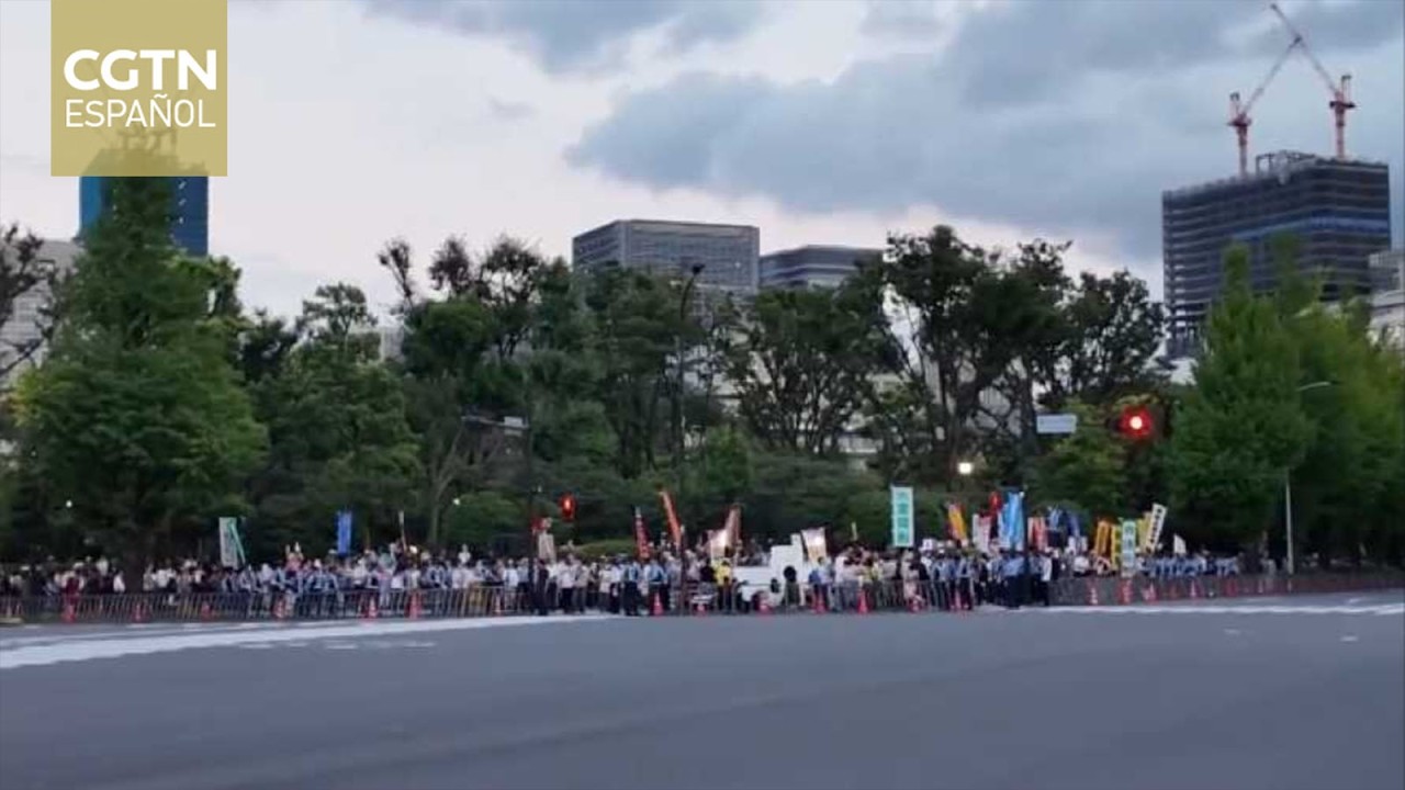 Manifestantes se concentran en protesta contra un presupuesto de defensa japonés que batiría récords