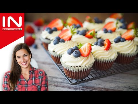 Sallys Cupcakes mit Erdbeerkern und Früchten