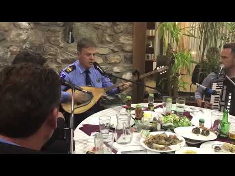 Polici i Kosovës me çifteli i këndon Batalionit "Atlantiku" në darkën e familjes Haradinaj