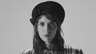 Kadr z teledysku Lawn tekst piosenki Aldous Harding