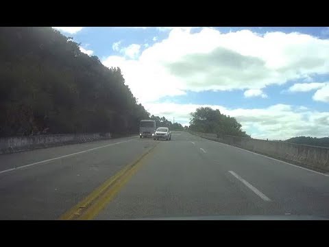 Motorista ultrapassa em trecho com faixa amarela contínua e quase colide em viatura da PRF