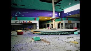 Exploring Christmas Themed ABANDONED MALL From the 80&#39;s