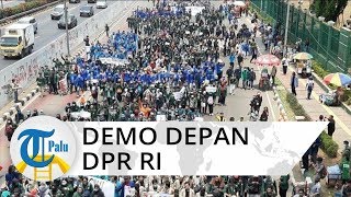Ribuan Mahasiswa Tutup jalan di Depan Gedung DPR RI