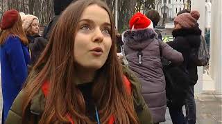 В Харькове состоялся праздничный флешмоб «новогодние обнимашки»