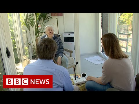 コロナウイルス。オランダのケアホーム、ガラスのポッドで家族を再会させる - BBC ニュース (Coronavirus: Dutch care home reunites families in a glass pod - BBC News)