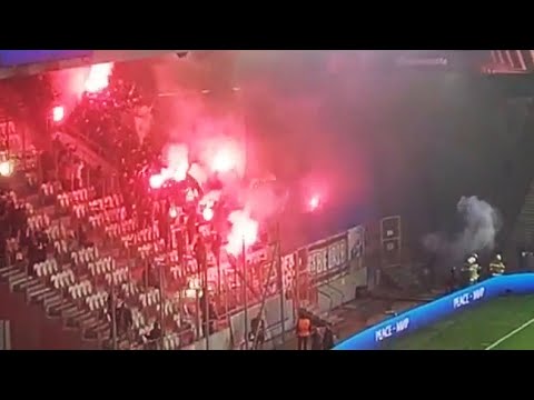 Kibice Fenerbahce Stambuł odpalają race podczas meczu z Dynamo Kijów, Kraków Liga Europy 03.11.2022