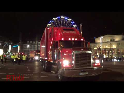 5 Coca Cola Weihnachtstrucks verlassen Leipzig - Polizei sperrt Kreuzung [GER | 10.12.2016]