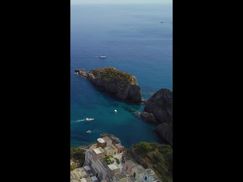 Il porto di Ponza visto dall'alto con una musica perfetta