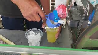 Proses Pemerasan Tebu Hijau Jadi Es Tebu dengan Mesin
