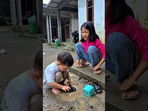 Raffa jangan main becekan nanti gatel!