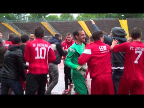 FC Augsburg II: So feiern die Spieler mit den Fans den Klassenerhalt