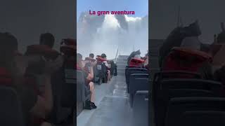 Debajo de las cataratas de Iguazú en barco 🚢.