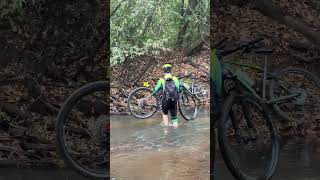 Cruzando o rio com a bike na trilha