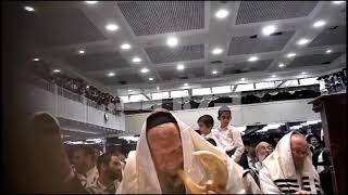 חשיפה ממצלמת אבטחה - בגיל 99 תקיעת שופר בראש השנה האחרון לחייו של הרב אדלשטיין || ש"י ✔
