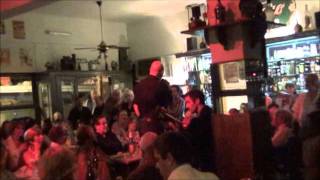 CUCUZA CASTIELLO Y MOSCATO LUNA CON EL TANGO "VIEJO SMOKING" EN EL BAR EL FARO