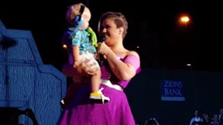 Kelly Clarkson Stops her Show to Hold Baby Boston