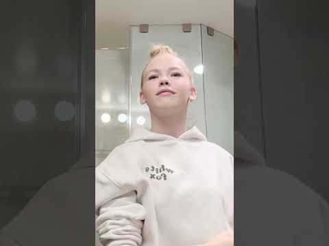 When mum asks to use the setting spray😂 #funnyshorts #settingspray #makeupshorts #makeup #funny #mum