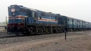 preview picture of video '09453 Gandhidhaam to Amritsar summer holiday special express train arrived at sadulpur Rajasthan'