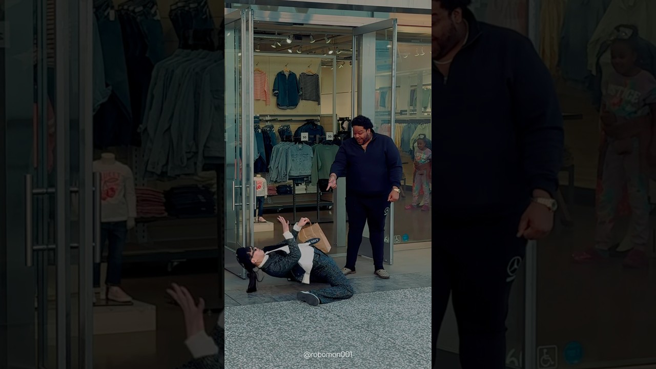 【ムーンウォークで退店するパフォーマー】ロボモン