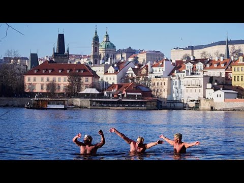 Video Thumbnail: Über 40 Schwimmer trotzen der eisigen Moldau beim Prager Dreikönigsschwimmen