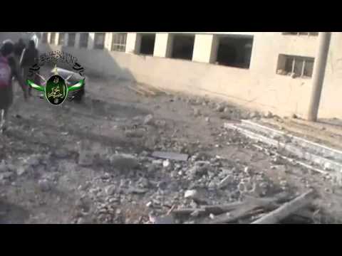 تقدم عناصر لواء الحبيب محمد الى الخطوط الأولى من المساكن العسكرية في مدينة الشيخ مسكين في ريف درعا