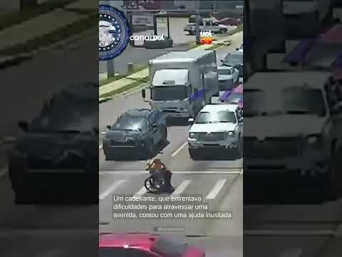 “Homem-aranha” ajuda cadeirante a atravessar avenida nos EUA