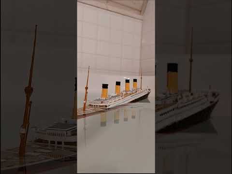 Titanic model sinks and splits in bathtub. Revell 1:600