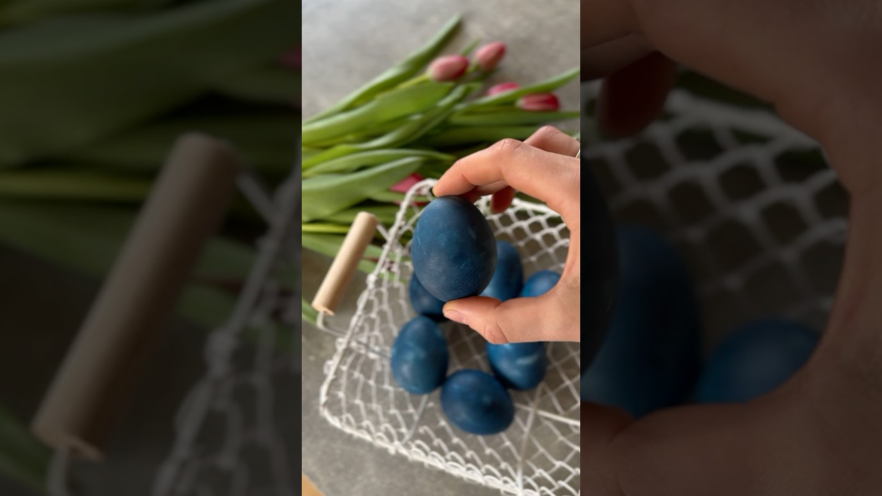 Naturally Dyed Easter Eggs – So Easy! 🥚💙 #easter #eastereggs