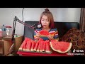 Cewek Mukbang Makan 1 Semangka Gede Banget