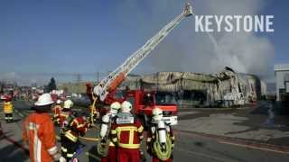 preview picture of video 'Vier Leichtverletzte nach Grossbrand in Altendorf (SZ)'