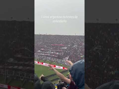 "La Gloriosa Butteler, alentando a San Lorenzo bajo la lluvia frente a Boca" Barra: La Gloriosa Butteler &bull; Club: San Lorenzo &bull; País: Argentina