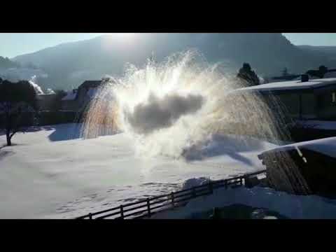 Heißes Wasser gefriert an der Luft