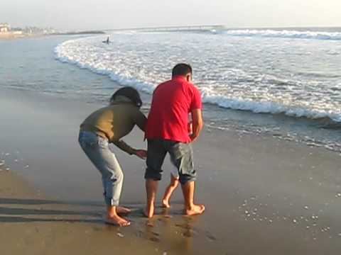 Nishan is plaing with Dad Mom at Venish Beach Los Angeles