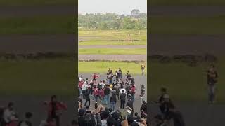 Download lagu detik detik emak gila crash di garis finish | emak gila vs katak bhizer di gerimang subang #shorts mp3