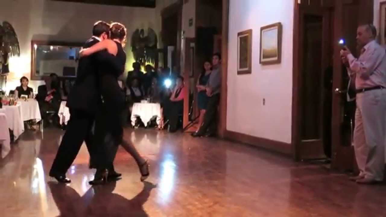 Ernesto Candal y Karina Guillén interpretan Jamás retornarás