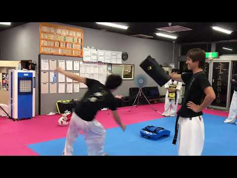 本気の回し蹴りwww  空手　格闘技　昇心塾